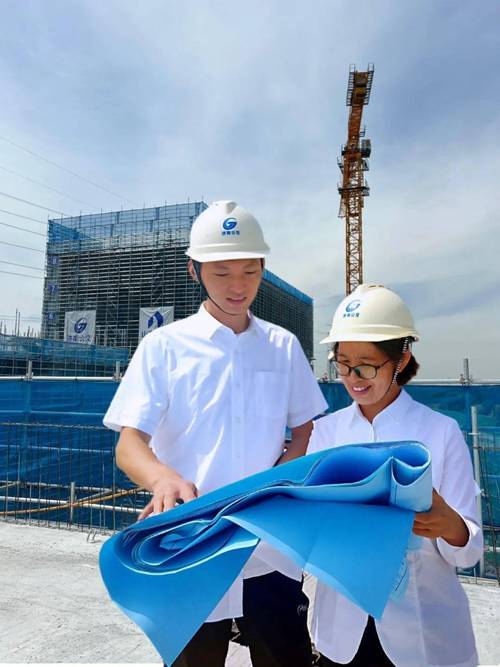 恒舜置业的师徒二人,他们每天驻守孙村公交综合维修基地,坚持样板引路